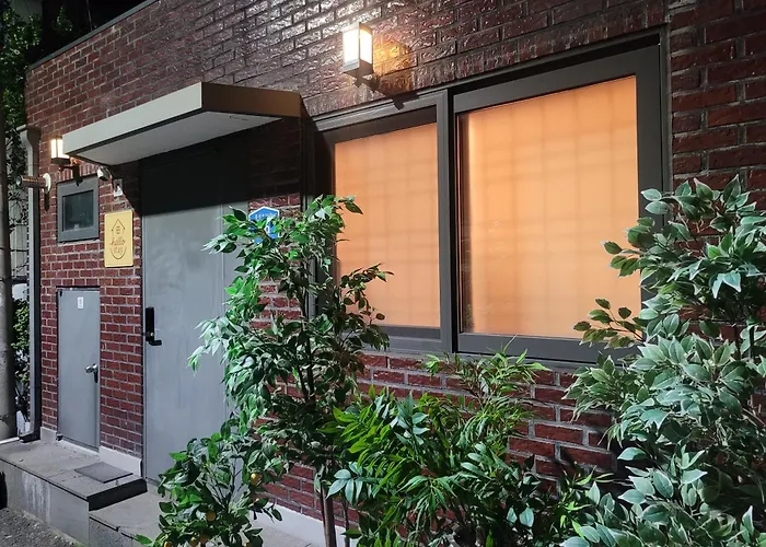 Villa & Hangang Park, 5 Min Walk From Konkuk University, Seongsu, Jayang Subway Stations, Licensed