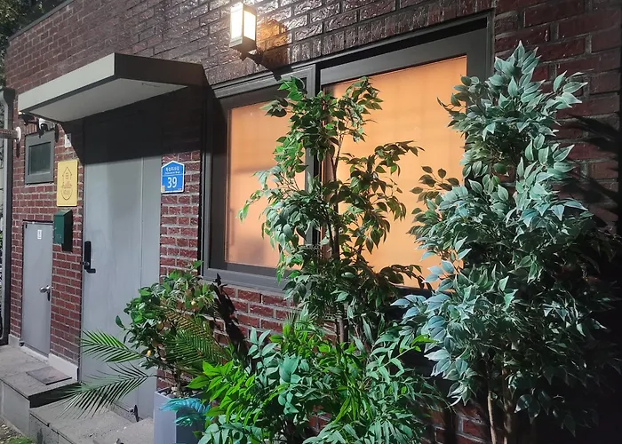 Villa & Hangang Park, 5 Min Walk From Konkuk University, Seongsu, Jayang Subway Stations, Licensed
